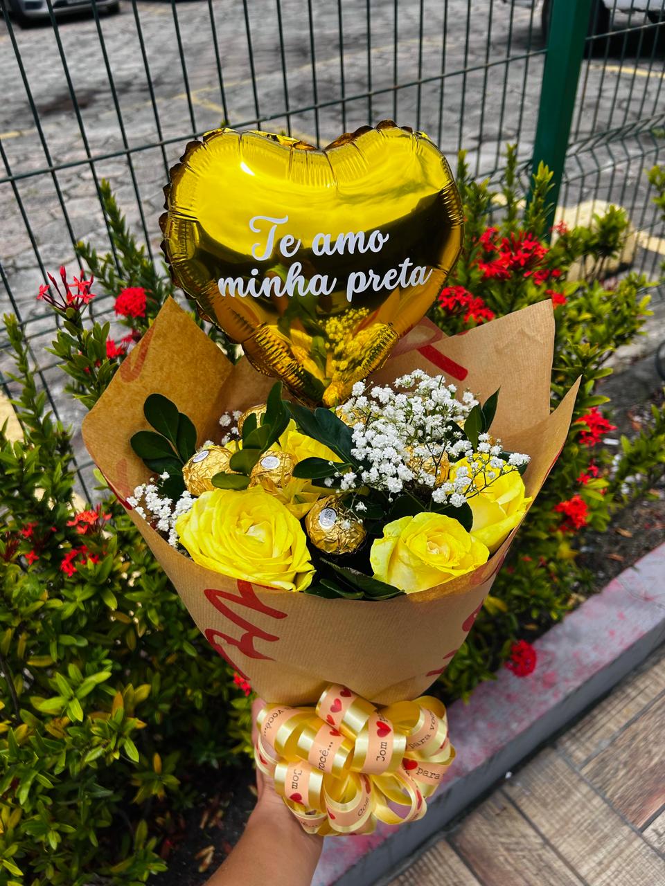 Mini Buquê com Ferrero -6 Rosas